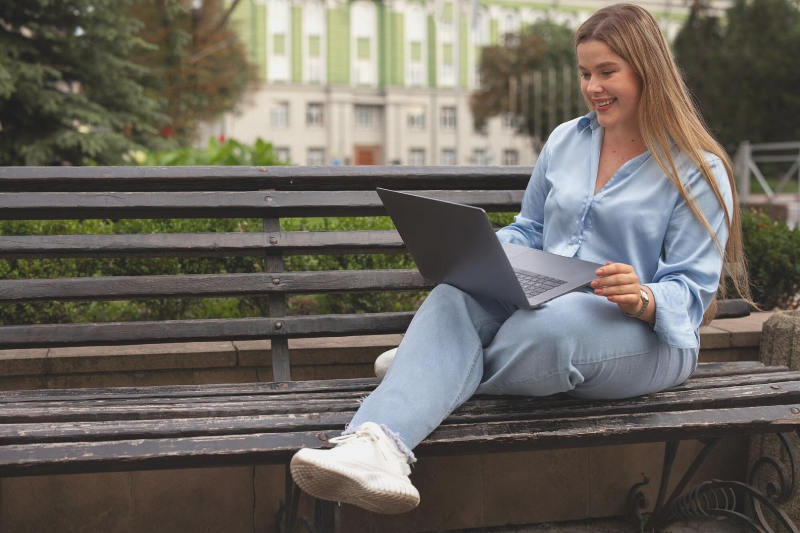 Environnement de travail professionnel illustrant notre approche collaborative